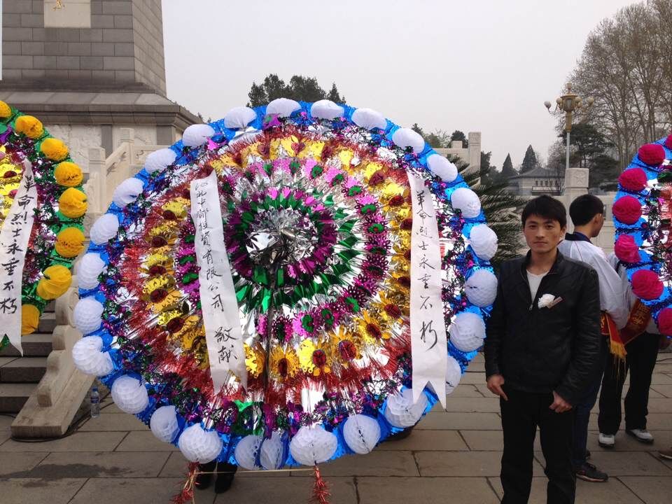 公司干部職工，到華北軍區(qū)烈士陵園掃墓，深切緬懷革命先烈