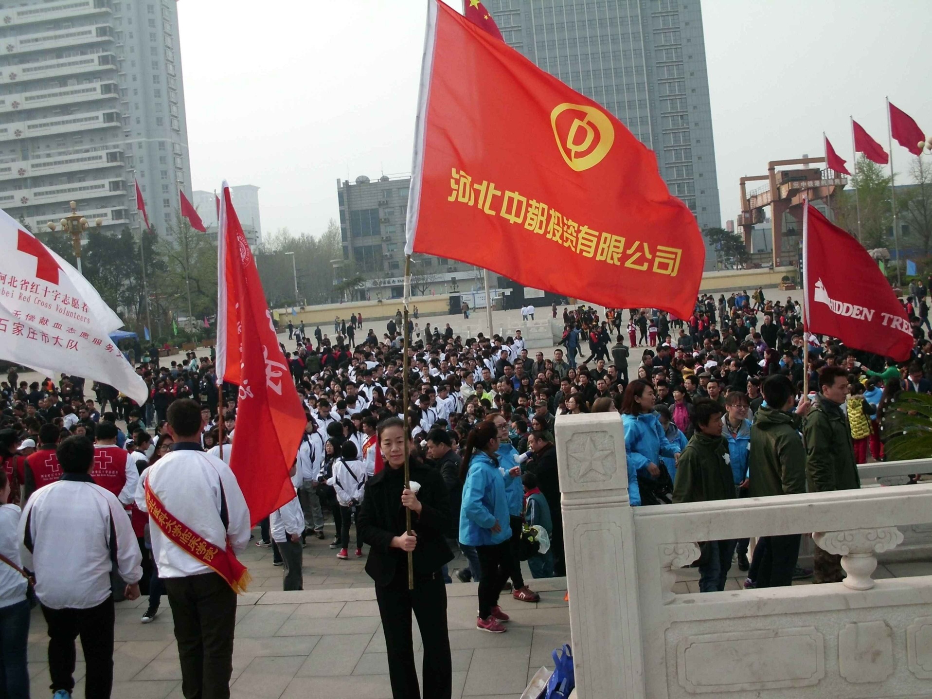 公司干部職工，到華北軍區(qū)烈士陵園掃墓，深切緬懷革命先烈