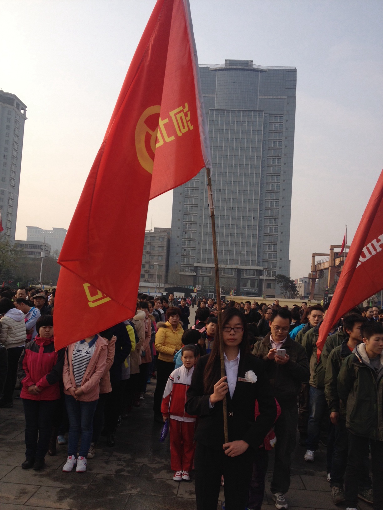 公司干部職工，到華北軍區(qū)烈士陵園掃墓，深切緬懷革命先烈